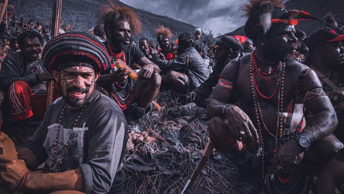 Brigadir Amharet Rirei bersama warga di Puncak Jaya, Papua Tengah