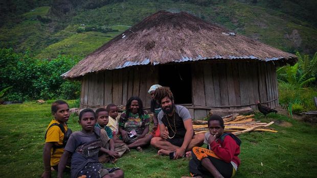 Brigadir Amharet Rirei bersama warga di Puncak Jaya, Papua Tengah