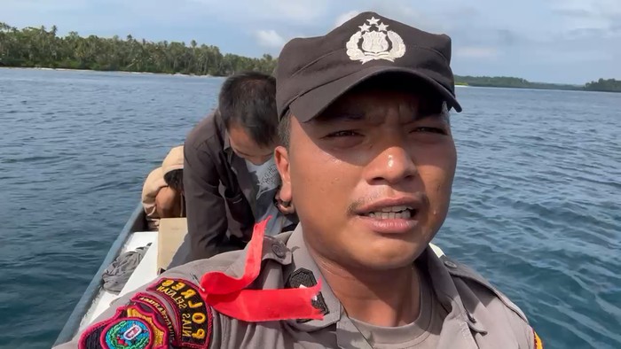 Bripda Eben saat melaporkan kondisi sampan yang mogok. (Foto: Dok. Polres Nisel).