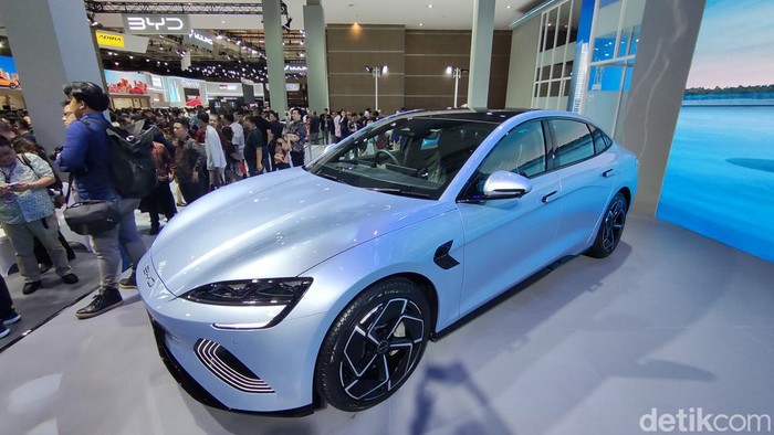 BYD mengumumkan harga ketiga mobilnya pada ajang IIMS 2024
