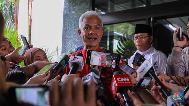 Calon Presiden Ganjar Pranowo memberikan keterangan di Posko Tim  Pemenangan Nasional (TPN) Ganjar-Mahfud, Kebon Sirih, Jakarta (15/2/2024). (CNBC Indonesia/Faisal Rahman)