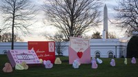 Dekorasi menampilkan sebuah amplop kayu besar berwarna merah dengan tulisan tangan To American with Love.  