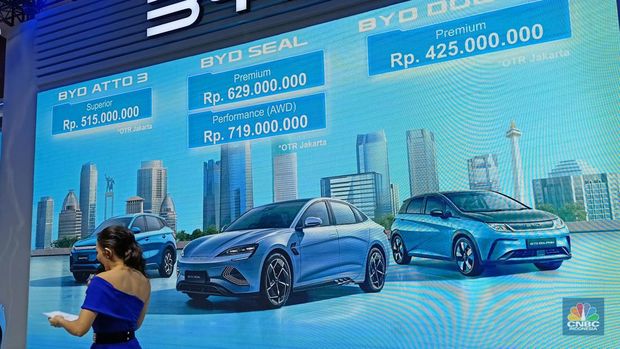 Deretan mobil China terus menggempur pasar otomotif RI. Di ajang Indonesia International Motor Show (IIMS) 2024, beberapa mobil China rilis, kebanyakan dari segmen mobil listrik. (CNBC Indonesia/Ferry Sandi)