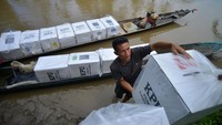 KPU Kabupaten Kepulauan Mentawai mulai mendistribusikan kembali logistik pemilu dari sejumlah TPS terjauh di kecamatan tersebut menggunakan pompong.