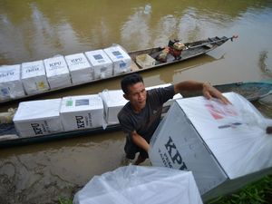 Perjuangan Distribusi Balik Logistik Pemilu dari Pedalaman Mentawai