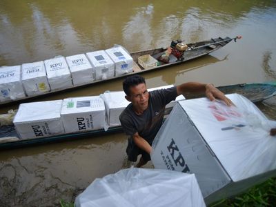 Perjuangan Distribusi Balik Logistik Pemilu dari Pedalaman Mentawai