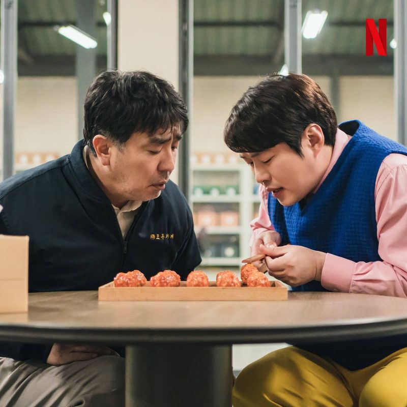 Bikin Panik, Kim Yoo Jung Berubah Jadi Nuget Ayam di Drakor Komedi Netflix