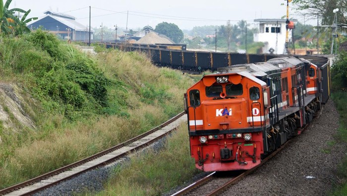 PT Kereta Api Indonesia (Persero) atau KAI melakukan penandatanganan kontrak kerja sama pengadaan 54 lokomotif bersama Progress Rail yang merupakan anak usaha Caterpillar dari Amerika Serikat (AS).