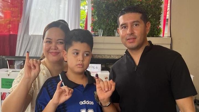 Esteban Vizcarra dan kelurga melakukan pencoblosan di Pemilu 2024, Rabu (14/2/2024).