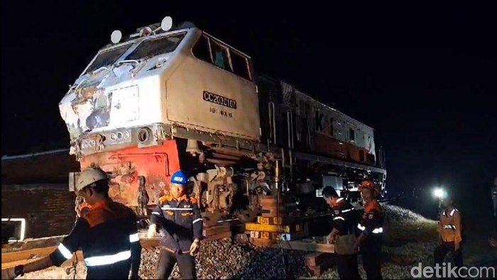 Evakuasi lokomotif KA Manahan yang anjlok usai menabrak truk di Brebes, Kamis (15/2/2024).