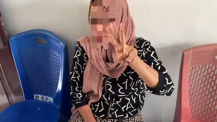 FD, wanita di Halmahera Barat, Maluku Utara, yang kepergok mencoblos 30 surat suara di dua TPS.