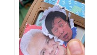 Netizen ini membagikan dua foto dari Capres Ganjar Pranowo dan calon DPD RI dari Jabar, Komeng yang diambil dari surat suara. Segitu nge-fans-nya ya.Foto: Istimewa (twitter @Rienir123)