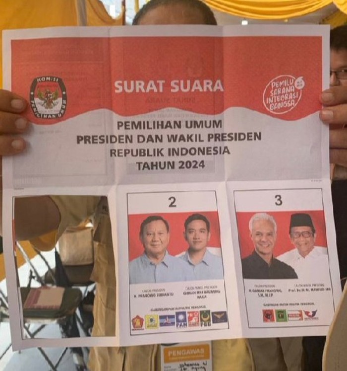 Foto-foto lucu saat nyoblos Pemilu 2024.