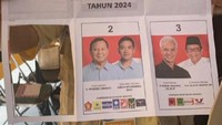 Ambil potongan gambar Capres-cawapresEntah apa maksudnya, surat suara yang seharusnya dicoblos malah berakhir seperti ini. Entah karena nge-fans dan ingin memiliki gambar capres dan cawapres pilihannya, atau hanya sekadar iseng saja.Foto: Istimewa (twitter @Rienir123)
