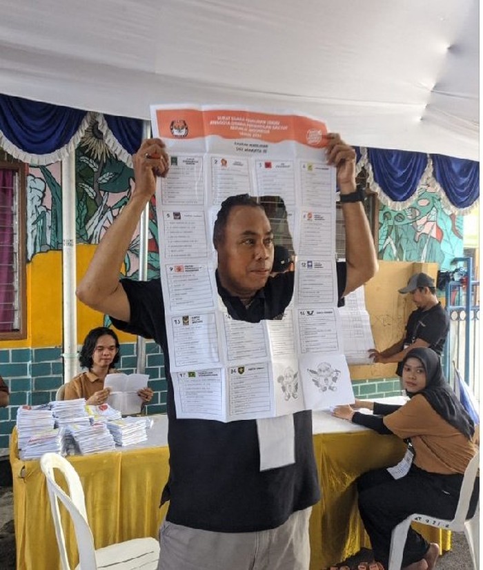 Foto-foto lucu saat nyoblos Pemilu 2024. Foto-foto lucu saat nyoblos Pemilu 2024.
