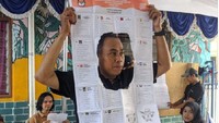 Lubang Coblos Sebesar Kepala OrangSungguh tak habis pikir, kenapa bisa pemilih membuat lubang di kertas suara sampai sebesar ini. Biasanya nyoblos pakai paku, mungkin pemilih ini menggunakan kepalanya.Foto: Istimewa (twitter @Rienir123)