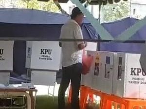Pria Diduga Caleg di Aceh Masukkan Sekantong Surat Suara ke Kotak Suara