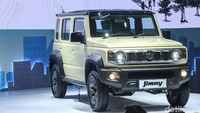 Secara tampilan, Suzuki Jimny 5 Pintu mengusung desain yang identik dengan varian 3 Pintu-nya. Satu hal yang membedakan kedua mobil ini adalah, Jimny 5 Pintu membawa aksen chrome di grille-nya.