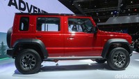 Theo menggunakan basis Suzuki Jimny lima pintu untuk rendering ini. Jarak sumbu roda dan bodi diperpanjang untuk merealisasikan desain ini. Selain itu, overhang belakang secara signifikan lebih panjang dibandingkan versi  standarnya. Sekadar info, Jimny lima pintu memiliki panjang 3.985 mm. Foto: Rifkianto Nugroho