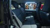 Namun dengan dimensi yang lebih panjang, Jimny 5 Pintu lebih leluasa sebab punya kabin belakang ukuran penuh yang dapat diisi oleh tiga orang dewasa. Sementara kabinnya diisi oleh penumpang, bagasinya tetap bisa membawa barang dan kapasitasnya tembus 211 liter.