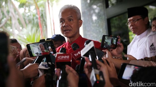 Ganjar Pranowo-Mahfud Md bertemu petinggi TPN di gedung High End, Jakpus. Pertemuan itu membahas evaluasi laporan dugaan kecurangan pemilu dari berbagai daerah.