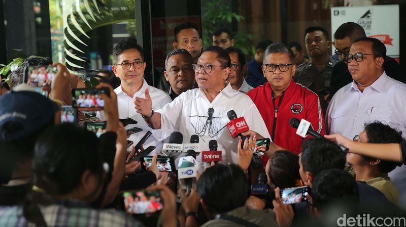 Ganjar Pranowo-Mahfud Md bertemu petinggi TPN di gedung High End, Jakpus. Pertemuan itu membahas evaluasi laporan dugaan kecurangan pemilu dari berbagai daerah.