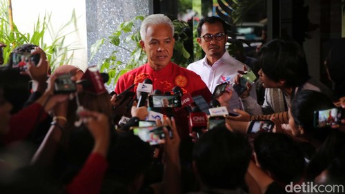 Ganjar Pranowo-Mahfud Md bertemu petinggi TPN di gedung High End, Jakpus. Pertemuan itu membahas evaluasi laporan dugaan kecurangan pemilu dari berbagai daerah.