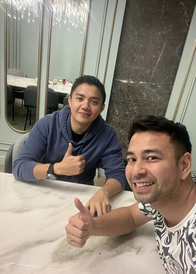 Mayor Teddy juga suka memakai jaket hoodie, yang membuat gayanya seperti anak muda kebanyakan. (Foto: Instagram/@raffinagita1717)