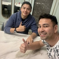 Mayor Teddy juga suka memakai jaket hoodie, yang membuat gayanya seperti anak muda kebanyakan. (Foto: Instagram/@raffinagita1717)