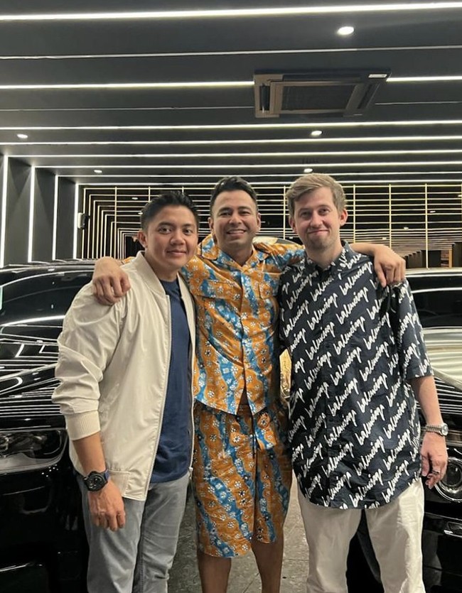 Jaket bomber putih polos menjadi salah satu item favorit Mayor Teddy. Beberapa kali ia muncul dengan jaket tersebut. (Foto: Instagram/@raffinagita1717)