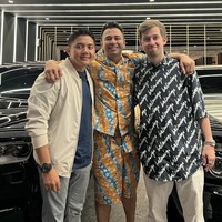 Jaket bomber putih polos menjadi salah satu item favorit Mayor Teddy. Beberapa kali ia muncul dengan jaket tersebut. (Foto: Instagram/@raffinagita1717)