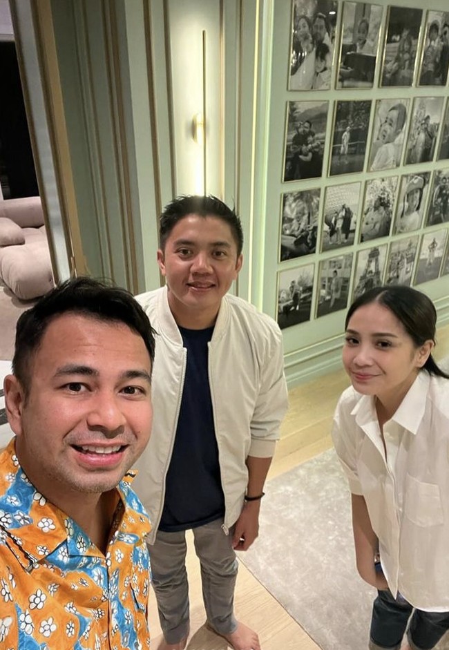 Gaya yang lebih kasual menemani Mayor Teddy ketika sedang tidak bertugas. Penampilan santai tersebut terlihat di unggahan Instagram Raffi Ahmad dan Nagita Slavina. (Foto: Instagram/@raffinagita1717)