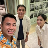 Gaya yang lebih kasual menemani Mayor Teddy ketika sedang tidak bertugas. Penampilan santai tersebut terlihat di unggahan Instagram Raffi Ahmad dan Nagita Slavina. (Foto: Instagram/@raffinagita1717)