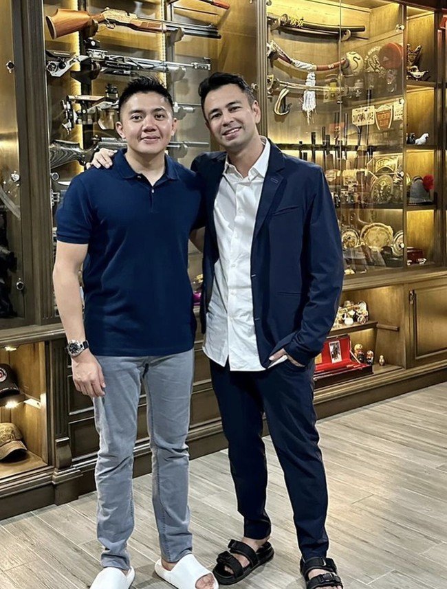 Gaya santai lain dari Mayor Teddy terdiri dari polo shirt biru navy dan slim-cut jeans abu-abu. Potongan yang ngepas di tubuh mempertegas postur gagah lulusan terbaik US Army Infantry School di Fort Benning, AS, 2019.  (Foto: Instagram/@raffinagita1717)