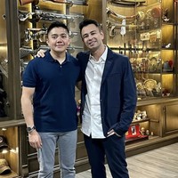 Gaya santai lain dari Mayor Teddy terdiri dari polo shirt biru navy dan slim-cut jeans abu-abu. Potongan yang ngepas di tubuh mempertegas postur gagah lulusan terbaik US Army Infantry School di Fort Benning, AS, 2019.  (Foto: Instagram/@raffinagita1717)