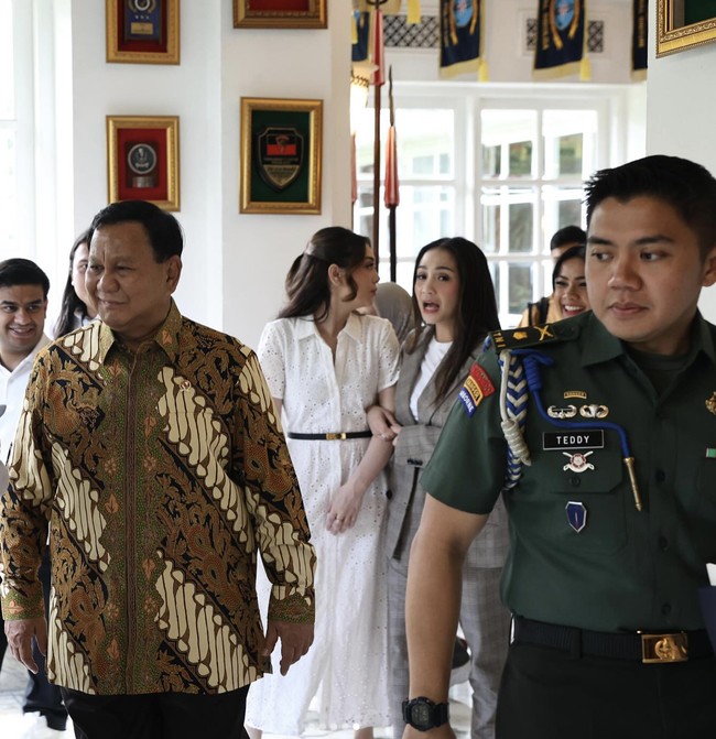 Sejak 2020, Mayor Teddy Indra Wijaya menjadi ajudan Prabowo Subianto yang menjabat sebagai Menteri Pertahanan RI. Seragam militer hampir setiap hari menjadi andalannya sehari-hari. (Foto: Instagram/@raffinagita1717)