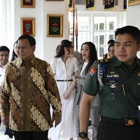Sejak 2020, Mayor Teddy Indra Wijaya menjadi ajudan Prabowo Subianto yang menjabat sebagai Menteri Pertahanan RI. Seragam militer hampir setiap hari menjadi andalannya sehari-hari. (Foto: Instagram/@raffinagita1717)