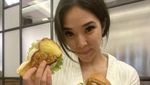 Ini Keseruan Gisella Anastasia Saat Mencicipi Durian