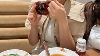 Terakhir ada keseruan Gisella Anastasia menikmati teh favorit ketika bersantap di restoran bersama Gempita. Foto: Instagram Gisella