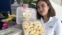 Buah durian menjadi salah satu makanan favoritnya. Ada banyak momen saat menikmati durian, seperti saat menyantap durian kupas ini. Foto: Instagram Gisella