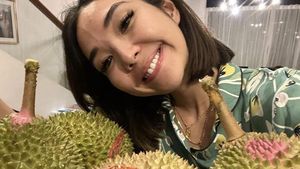 Ini Keseruan Gisella Anastasia Saat Mencicipi Durian