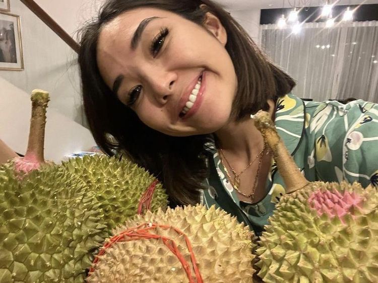 Ini Keseruan Gisella Anastasia Saat Mencicipi Durian