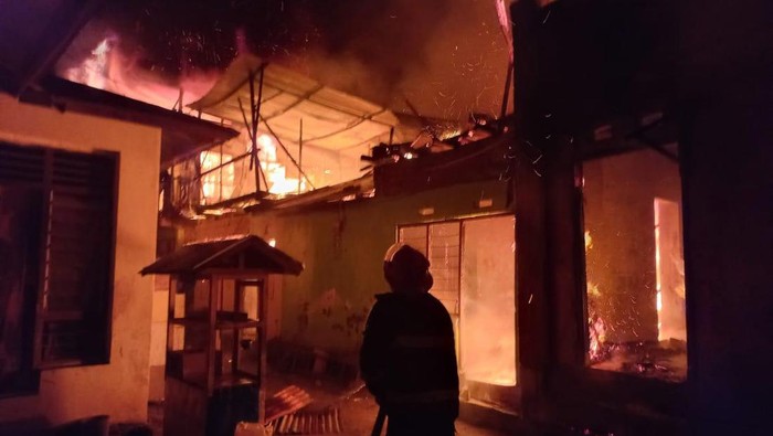 Kebakaran menghanguskan satu rumah dan bengkel di Kota Gorontalo.