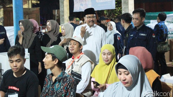 Gus Ipul meninjau proses penghitungan suara di TPS Kota Pasuruan