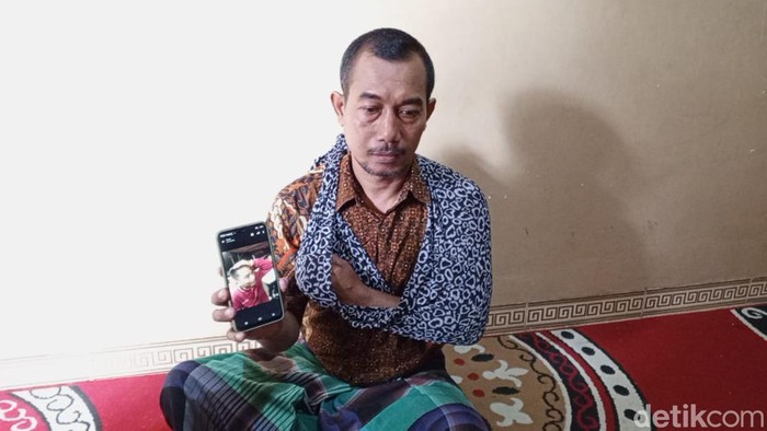 Hariyanto, anggota KPPS mengalami patah tangan akibat melerai keributan dengan timses caleg di Jambi.