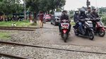 Hati-hati Melintas, Jalan di TPU Tanah Kusir Tak Ada Palang Pintu