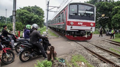 Hati-hati Melintas, Jalan di TPU Tanah Kusir Tak Ada Palang Pintu