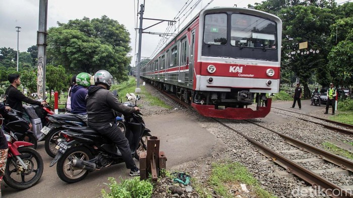 Hati-hati Melintas, Jalan di TPU Tanah Kusir Tak Ada Palang Pintu Jalan tembus di TPU Tanah Kusir, Jakarta masih belum memiliki palang pintu rel kereta. Pengendara dan pejalan kaki perlu berhati-hati saat melintas.