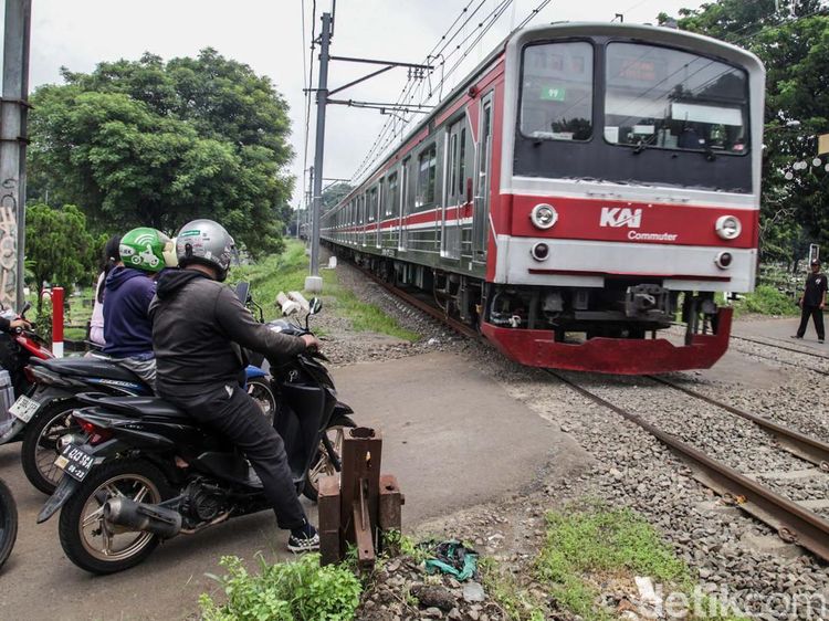 Hati-hati Melintas, Jalan di TPU Tanah Kusir Tak Ada Palang Pintu