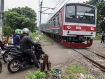 Hati-hati Melintas, Jalan di TPU Tanah Kusir Tak Ada Palang Pintu